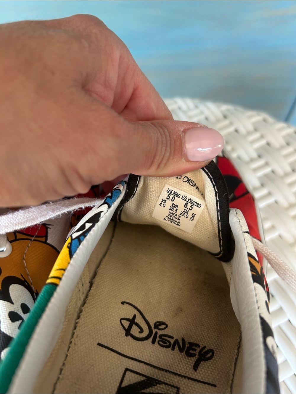 Vans x Disney Mickey & Friends Classic Low Top Sneakers - size 6.5 Women’s 5 Men - Picture 5 of 5